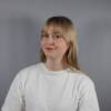 Maija Airos hymyilee valkoisessa paidassa