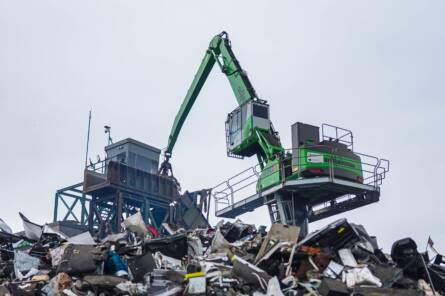 Kajaanin Romun sähköinen materiaalikäsittelykone työssään.